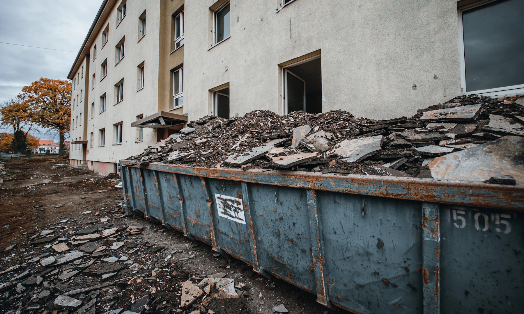 Benne de chantier utilisée pour évacuer des déchets, photographie illustrative