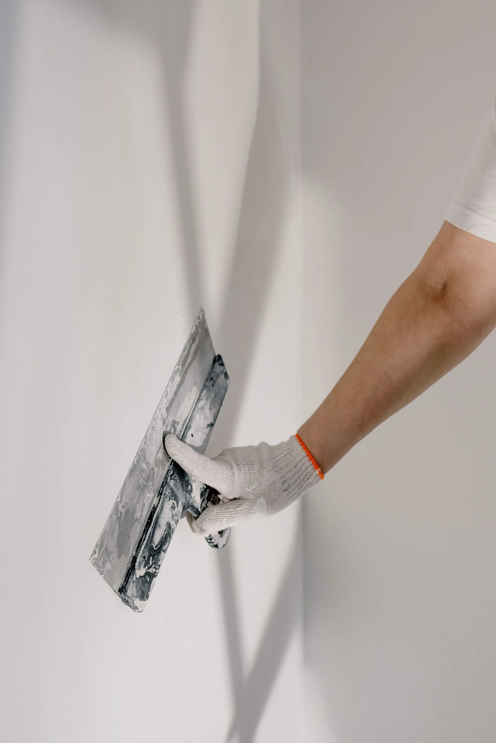 Préparation et enduit d'un mur avant peinture